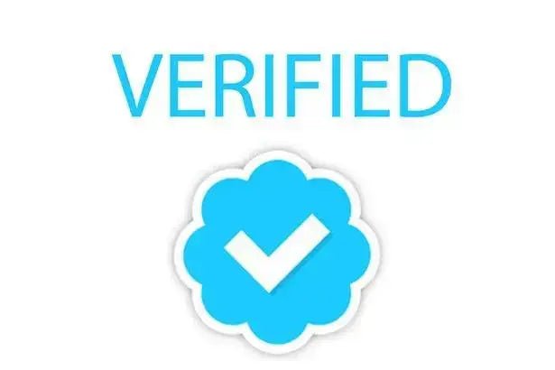 Come posso verificare il mio profilo Twitter con il badge blu?